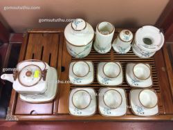 Ấm chén vuông quai đồng đào xanh men sữa