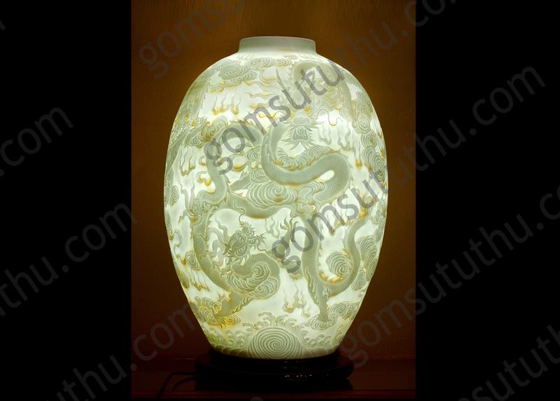 Đèn dáng chum khắc rồng vân mây